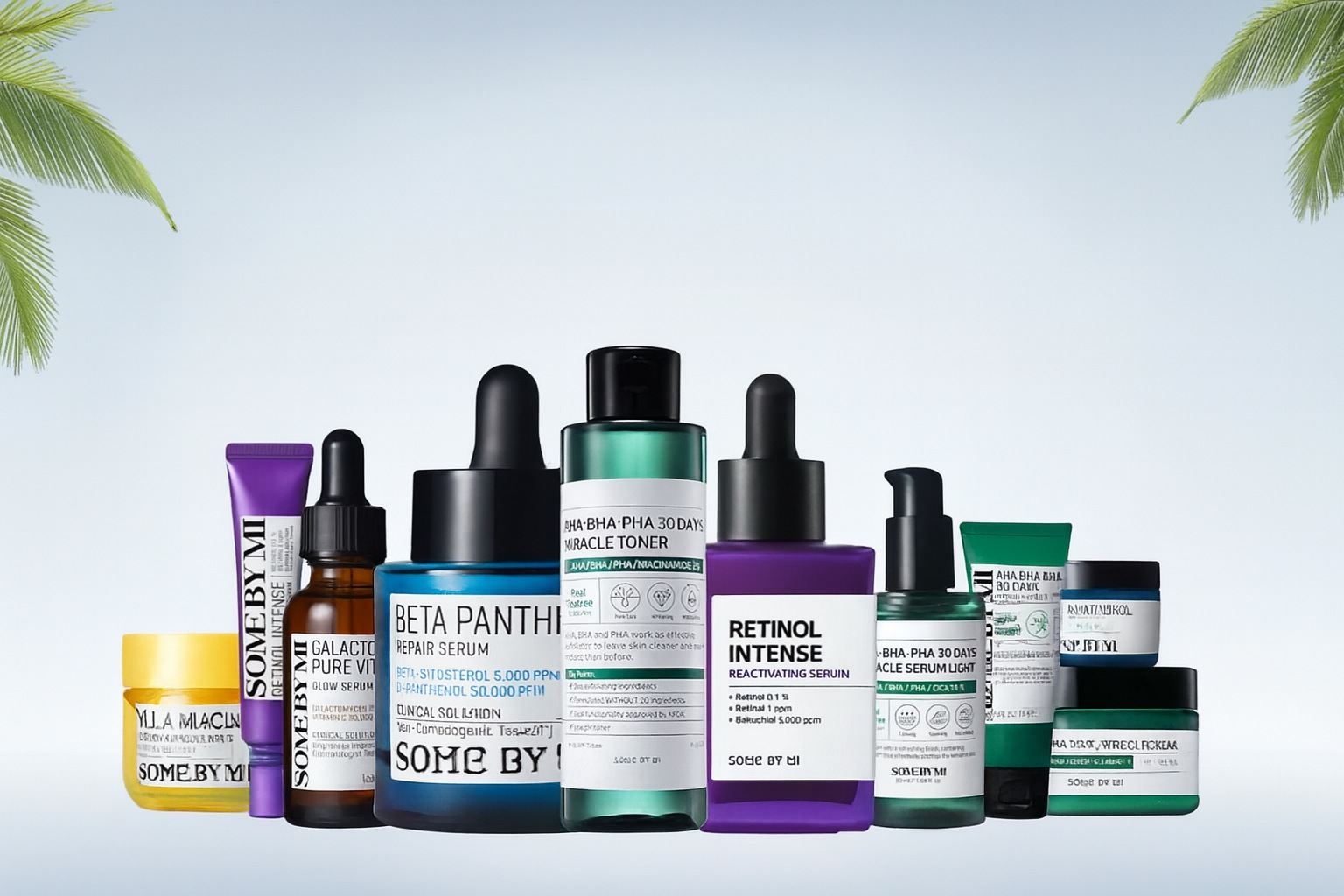 Gamme complète de soins SOME BY MI comprenant sérums, crèmes et toners, présentés sur fond bleu clair avec feuilles de palmier décoratives.